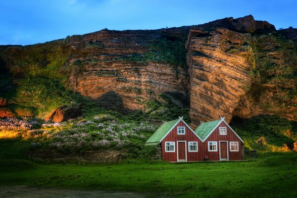 Paysage inhabituel avec des montagnes et des maisons d hôtes