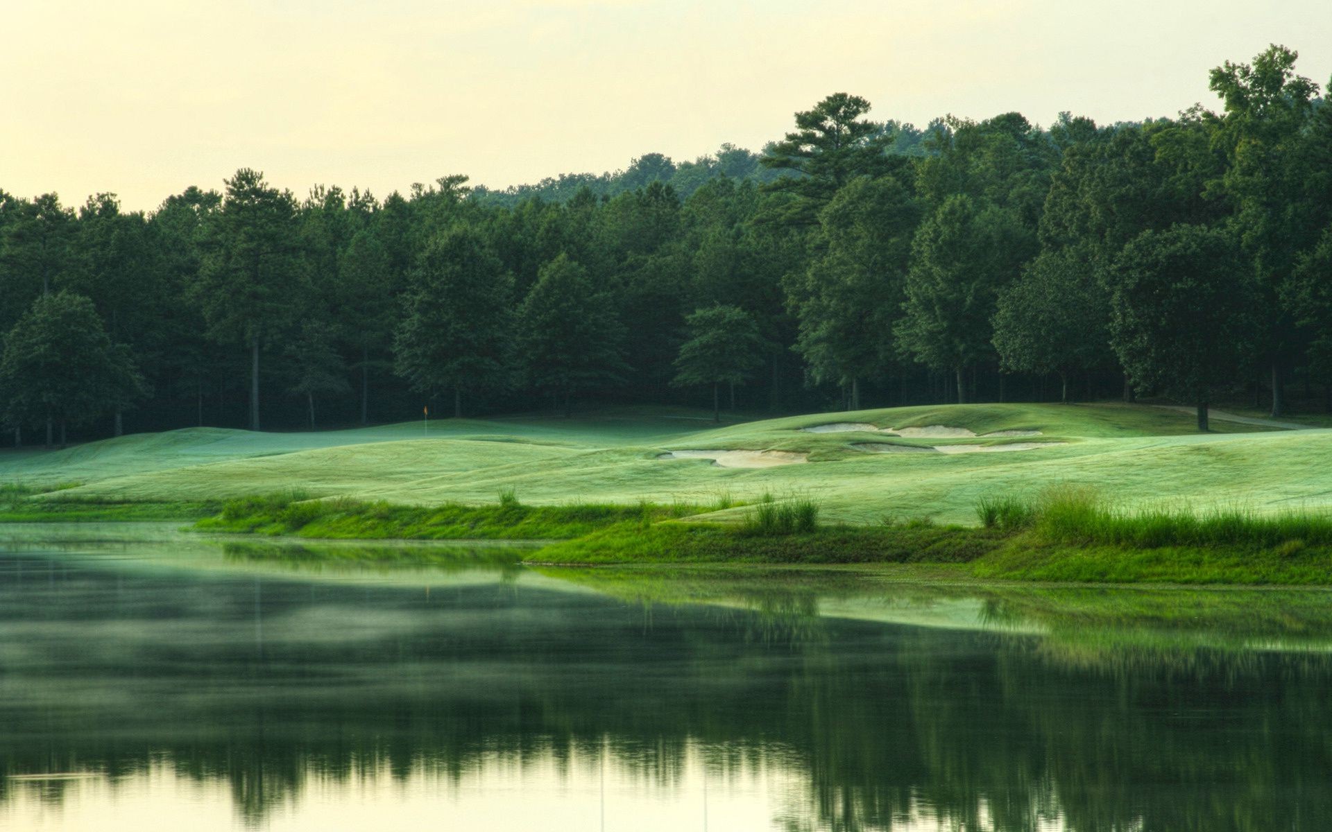 rivière étangs et ruisseaux étangs et ruisseaux golf paysage eau nature arbre lac herbe réflexion rivière à l extérieur été ciel bois piscine campagne