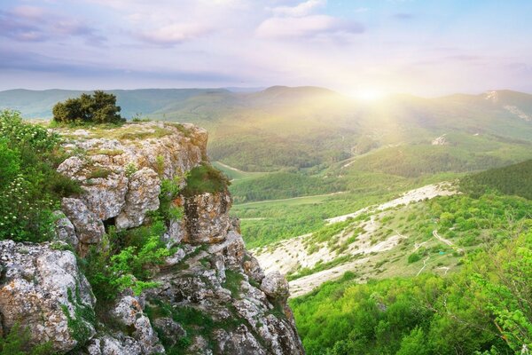 Sonnenaufgang am Berg am schönen Morgen