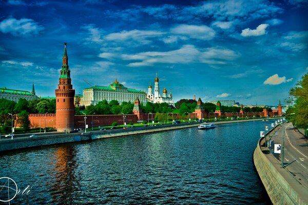 Mur du Kremlin près de la rivière sur le fond de l église