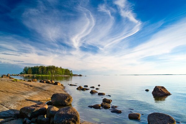 Rive rocheuse du lac avec vue sur l île boisée