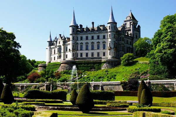 Architektur der Städte. Das Schloss ist von wunderschöner Natur umgeben