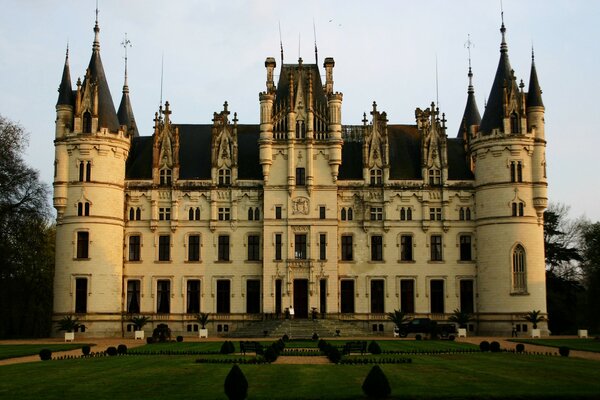 Arquitectura de un castillo con una torre en Francia