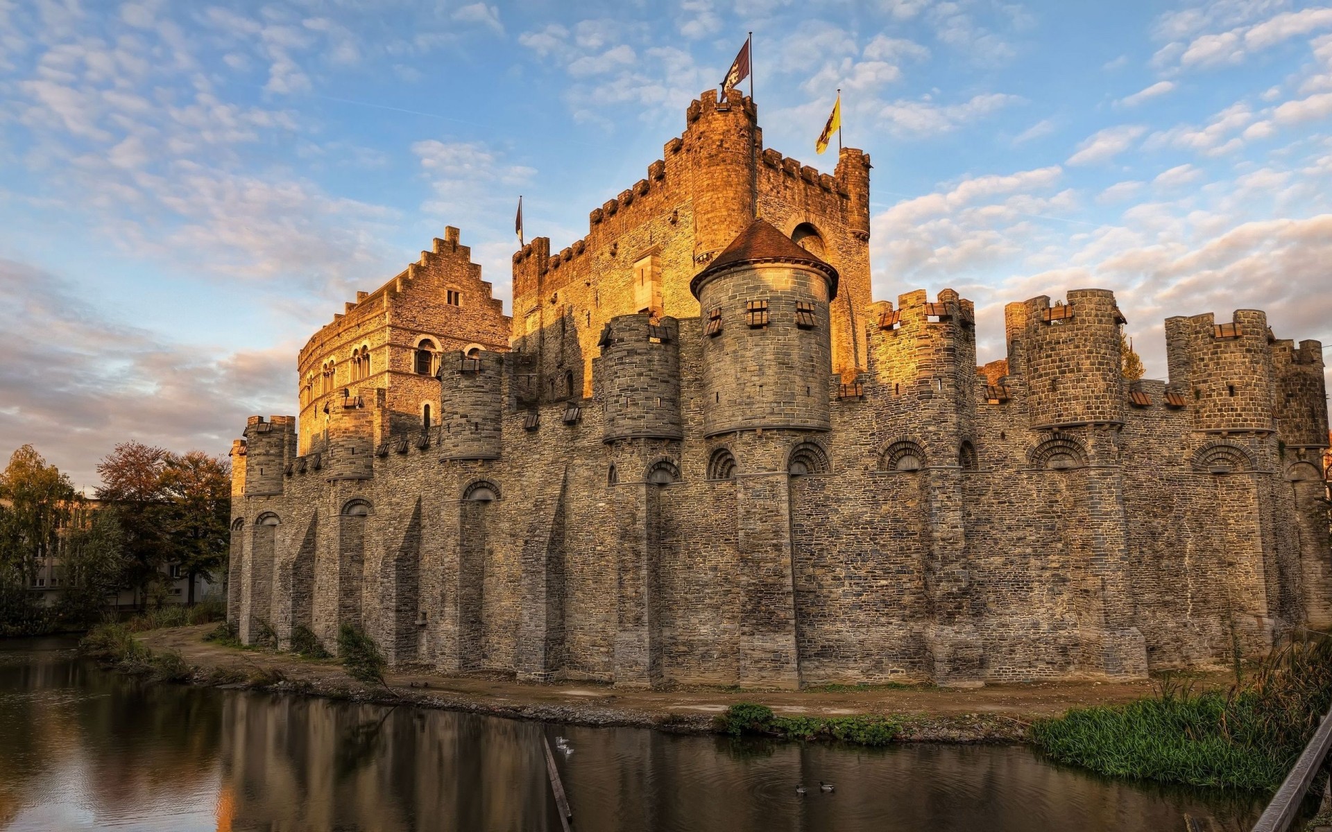 otras ciudades arquitectura castillo viajes antiguo gótico casa antiguo fortaleza torre fortificación al aire libre cielo río turismo punto de referencia histórico foso piedra monumento drch fondo palacio