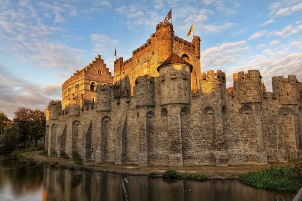 Castelo medieval com fosso cheio de água