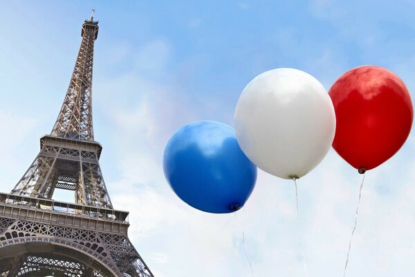 Ballons sur fond de tour