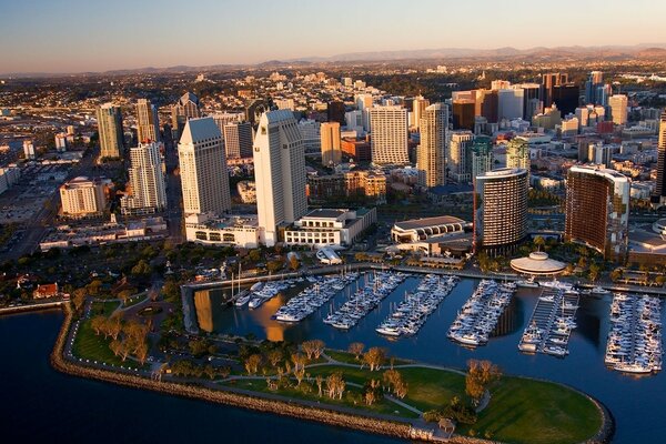 Gran ciudad junto al mar en Estados Unidos