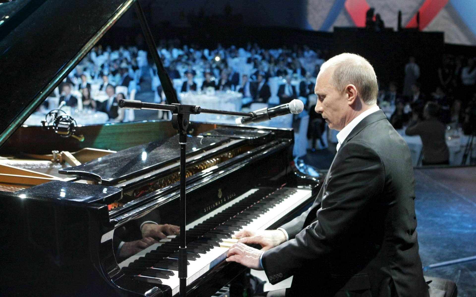 politica pianoforte musica musicista strumento pianista prestazioni concerto festival singolo uomo adulto putin microfono uomo uomo