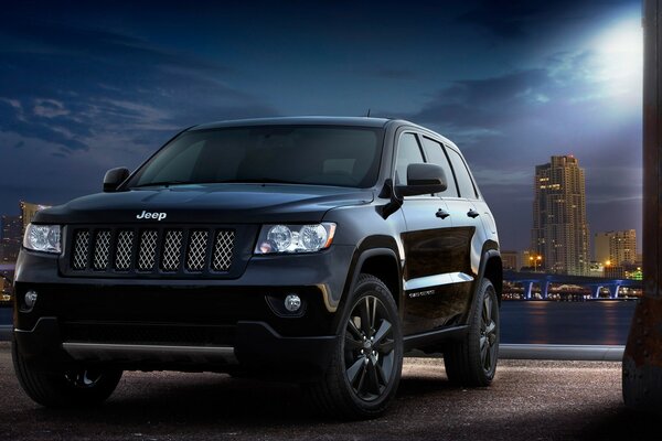 Coche de la marca, Jeep en el fondo de la ciudad de medianoche