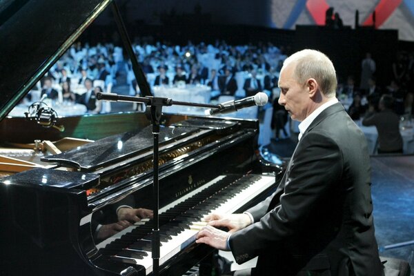 Putin spielt Klavier