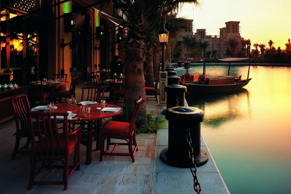 Restaurant in den arabischen Emiraten vor dem Hintergrund der untergehenden Sonne