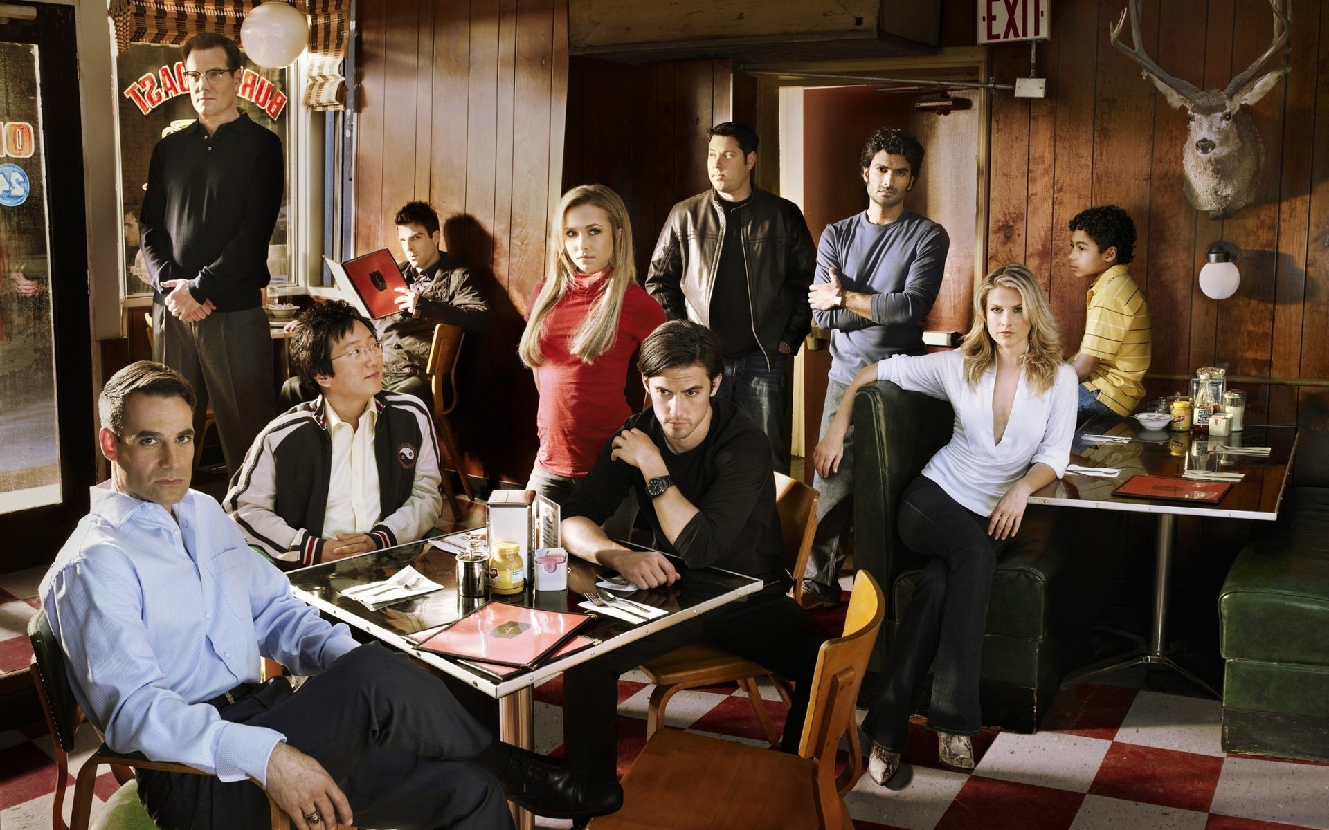 tv-serie gruppe erwachsener zimmer frau mann bar möbel treffen restaurant tabelle trinken drinnen tragen jack coleman hayden panettiere milo ventimiglia