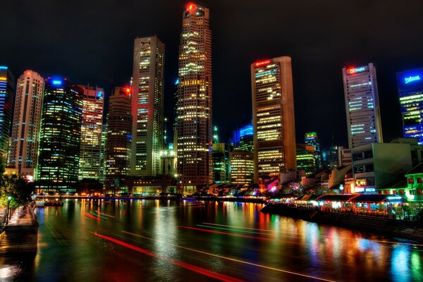 Gratte-ciel de la ville dans les lumières colorées