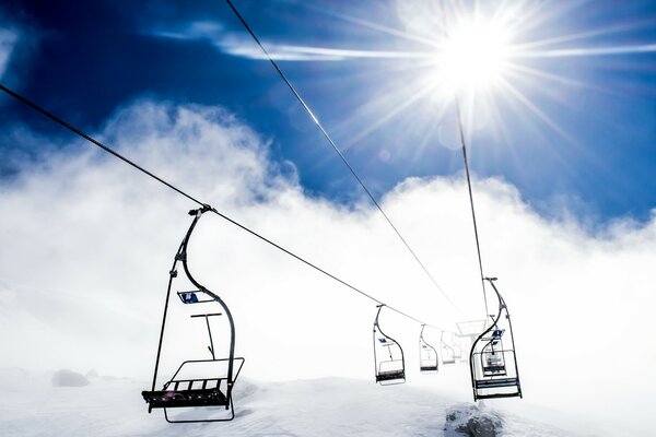 Natur Winter Lift in den Bergen im Nebel