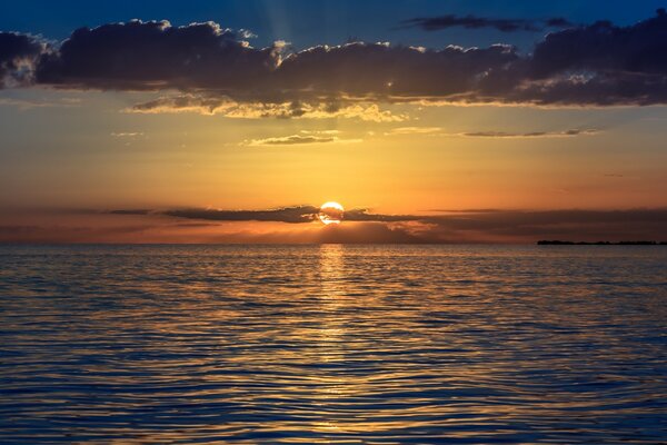 Les rayons du soleil couchant glissent sur la surface de l eau