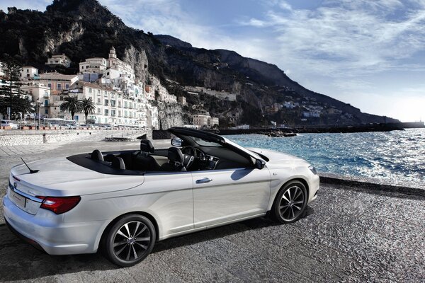 Voiture décapotable au bord de la mer