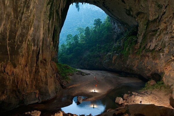 Belo desfiladeiro de montanha com um pequeno lago