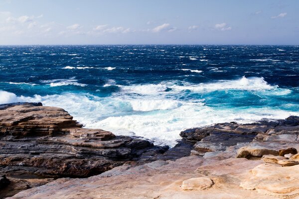 Wenn das Meer nur mit dem Ufer ist, wo es Felsen gibt