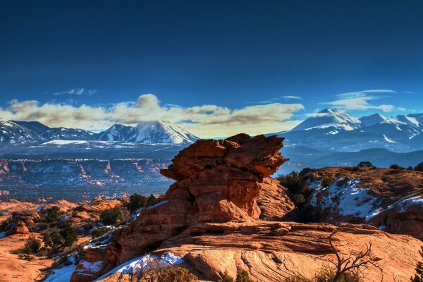 Incroyable paysage de montagnes et de ciel