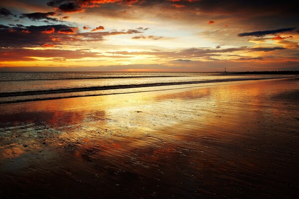 Tramonto. Paesaggio. Spiaggia. Alba. Oscurità