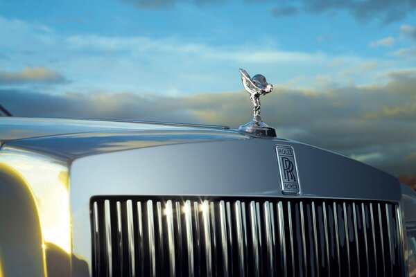 Vor dem Hintergrund des Himmels ist der Rolls royce besonders schick