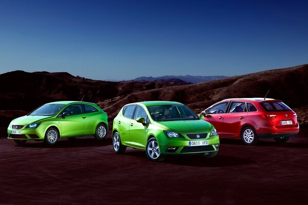 Coches seat en medio de las montañas