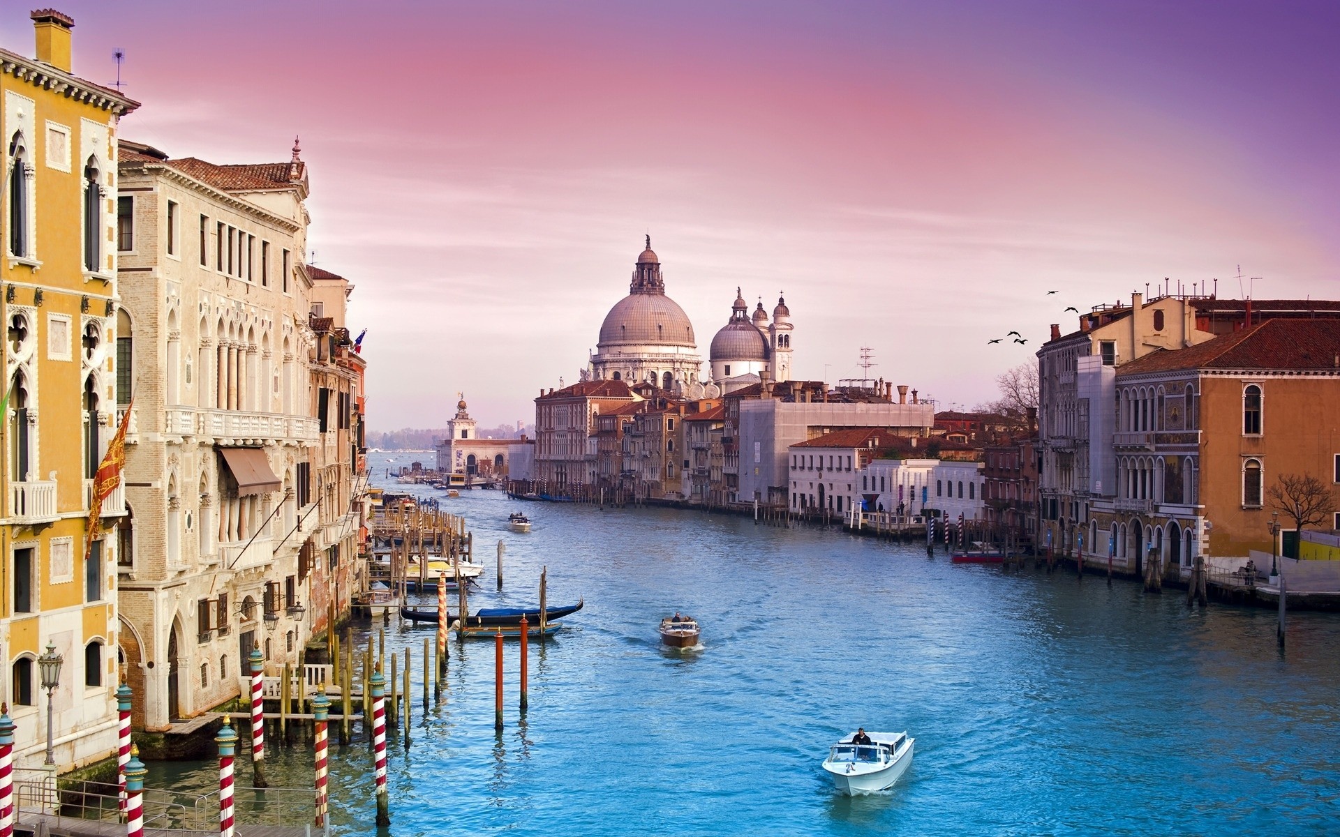 italien reisen venezianer architektur gondeln wasser kanal stadt im freien himmel dämmerung haus tourismus reflexion alt stadt traditionell stadt gondoliere sonnenuntergang