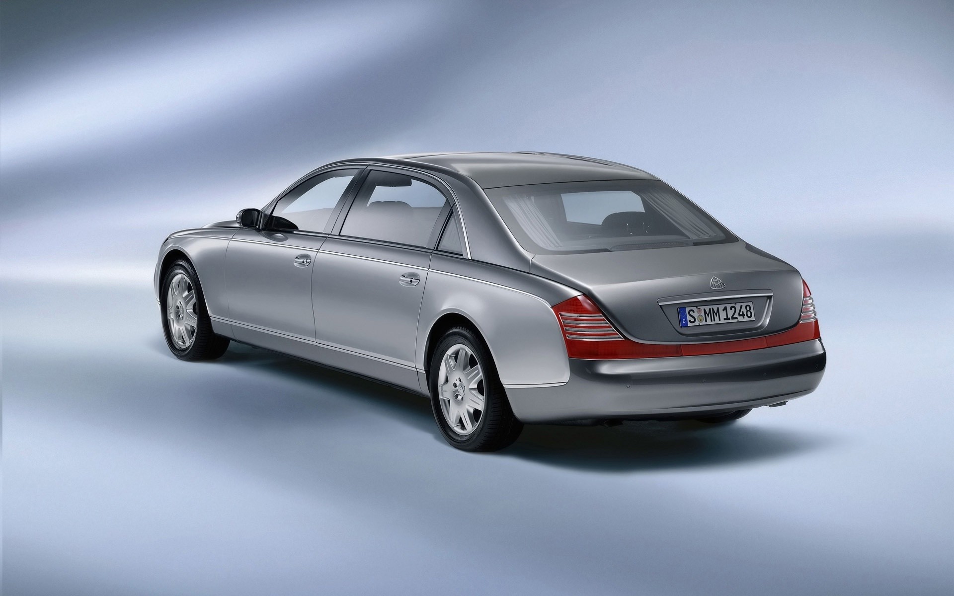 maybach automóvil automóvil automóvil ruedas rápido negro sistema de transporte coupé asfalto acción acera prisa sedán mediodía maybach 62