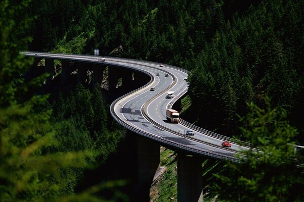 Kurvenreiche Straße im Bergland