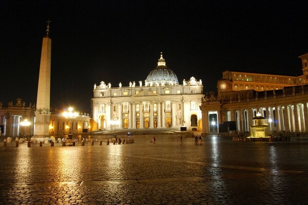 Plaza de la noche en hermosos edificios