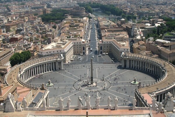 Ville italienne, vue sur la place