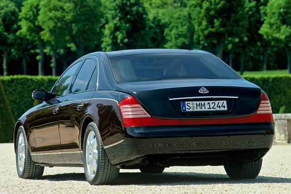 Coche negro en la calle