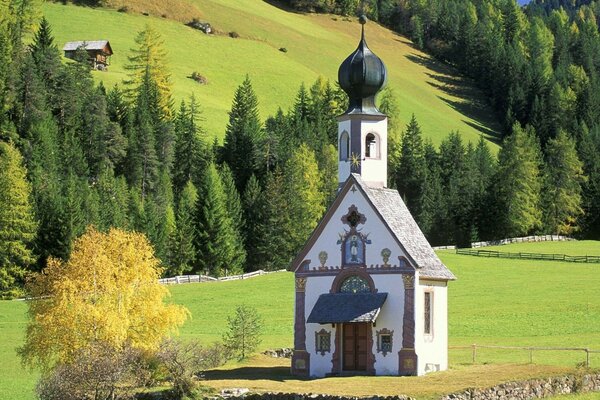 Italienische Kirche in der Natur