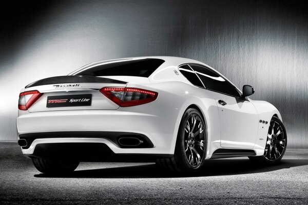 Maserati blanco sobre fondo blanco