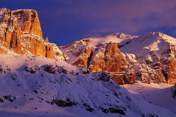 Viaggia attraverso montagne innevate e pittoresche in Italia