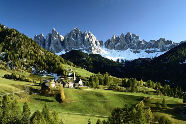 Paisaje De Italia. Hermosas montañas nevadas en Dalin