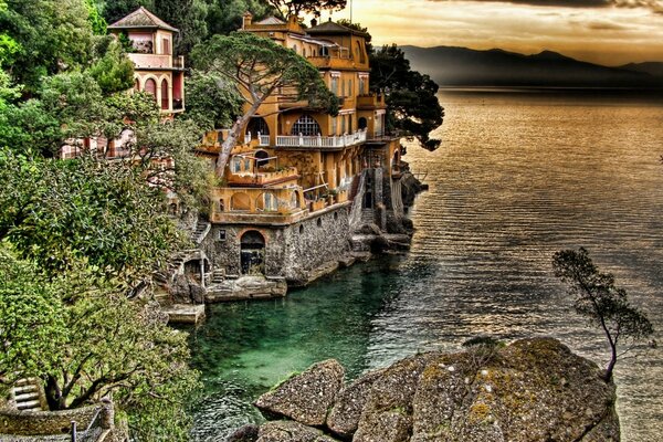 意大利美丽的水边房子