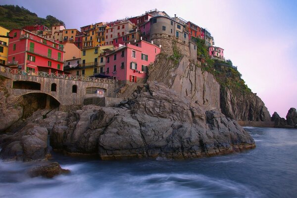 Città rocciosa in riva al mare