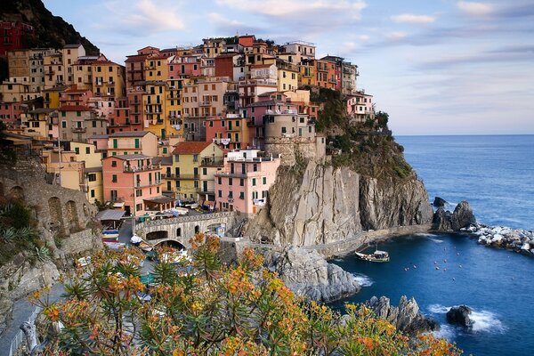 Città su una scogliera vicino al mare blu