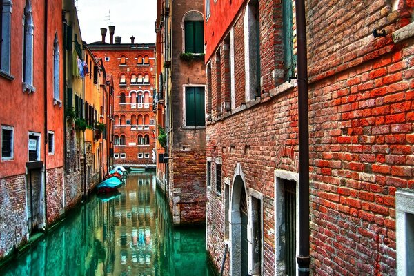 Vecchie case di mattoni sullo sfondo dell acqua