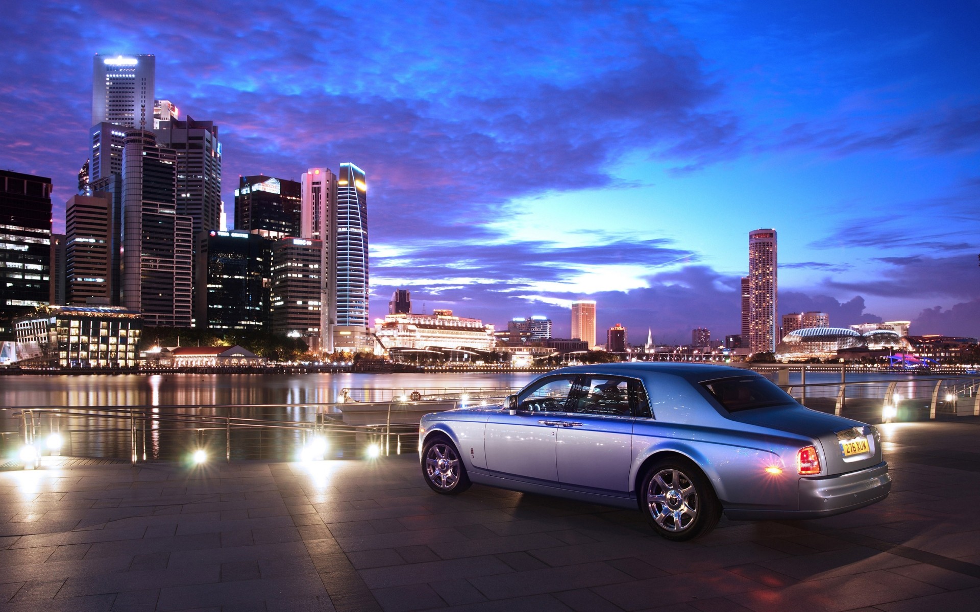 rolls royce miasto skyline śródmieście samochód wieżowiec architektura zmierzch miasto dom podróż miejski droga system transportu wieczór nowoczesny biznes samochód zachód słońca