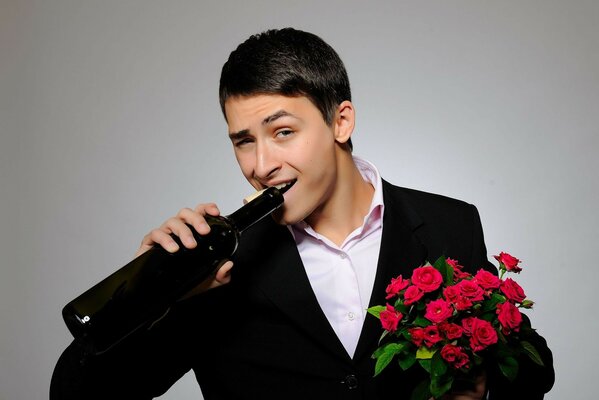 Ein Mann mit einem Rosenstrauß und einer Flasche Wein