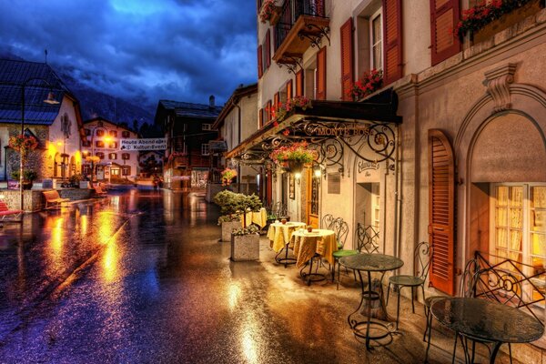 Café de la ville sur la rue du soir