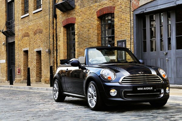 Nero Mini Cooper convertibile in strada