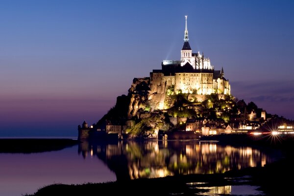 Reisen nach Frankreich im Zwielicht auf dem Wasser