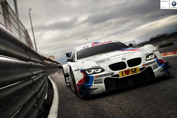 Blanc belle voiture sur les courses