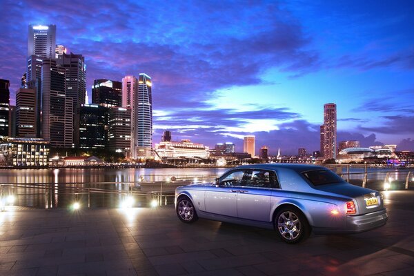 Rolls royce coche en el centro de la ciudad