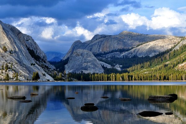 Paesaggio del Lago di montagna al tramonto