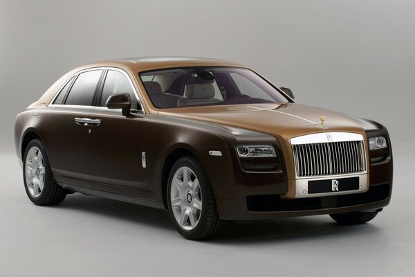 Rolls Royce автомобиль фон түстен кейін