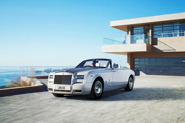 Rolls royce et une cabane au bord de l océan. N est-ce pas un rêve parfait?!